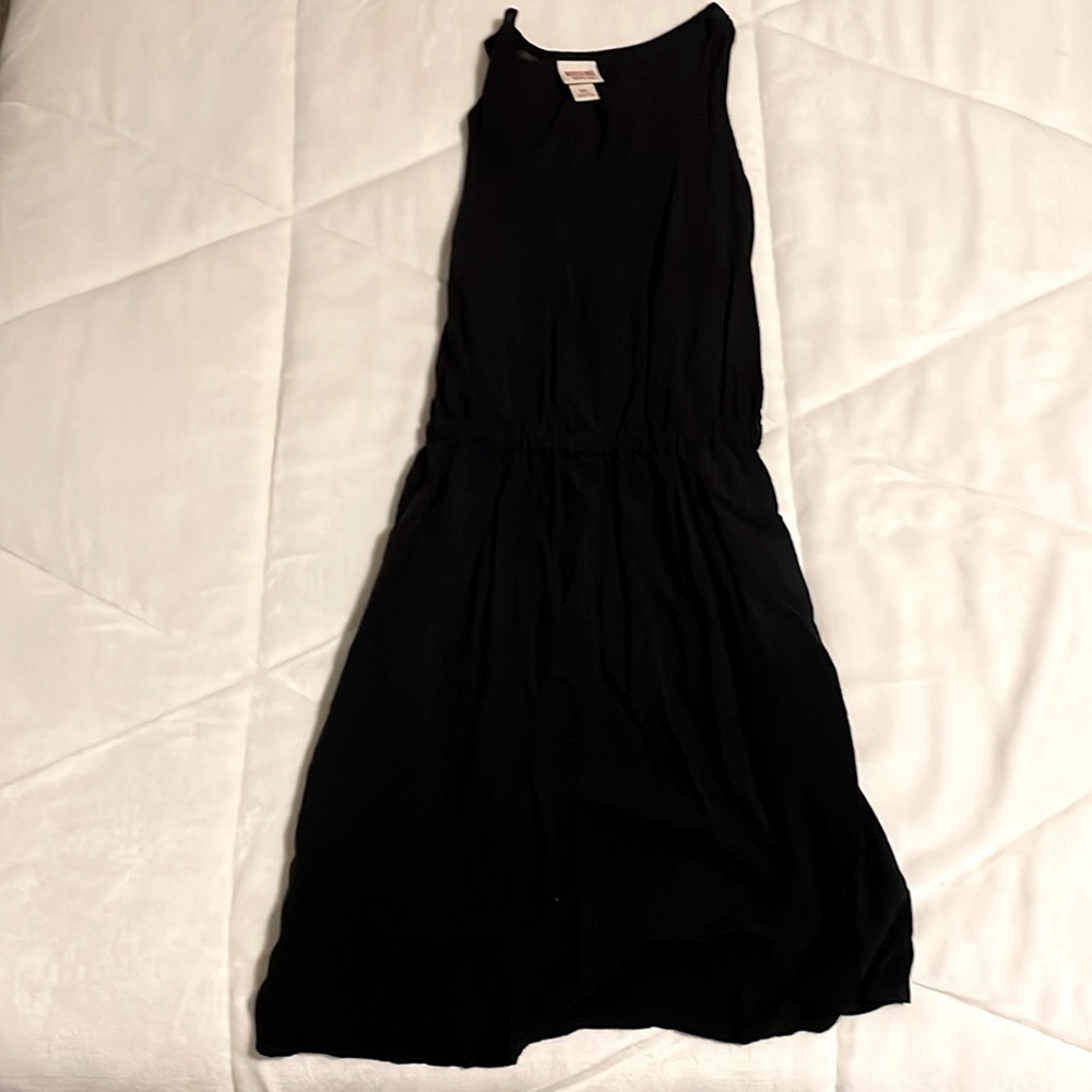 Black dress mid length. Very comfy.